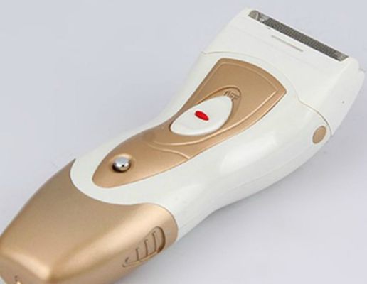 Rasatevi confortevolmente e confortevolmente con la rasatrice elettrica per uomini a batteria