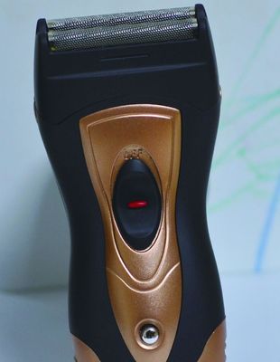 Rasatevi confortevolmente e confortevolmente con la rasatrice elettrica per uomini a batteria