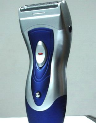 Rasatevi confortevolmente e confortevolmente con la rasatrice elettrica per uomini a batteria